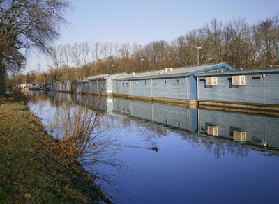 847218 Gezicht op de achterzijde van de prostitutieboten aan het Zandpad te Utrecht, vanaf de oever van de Vecht bij de ...